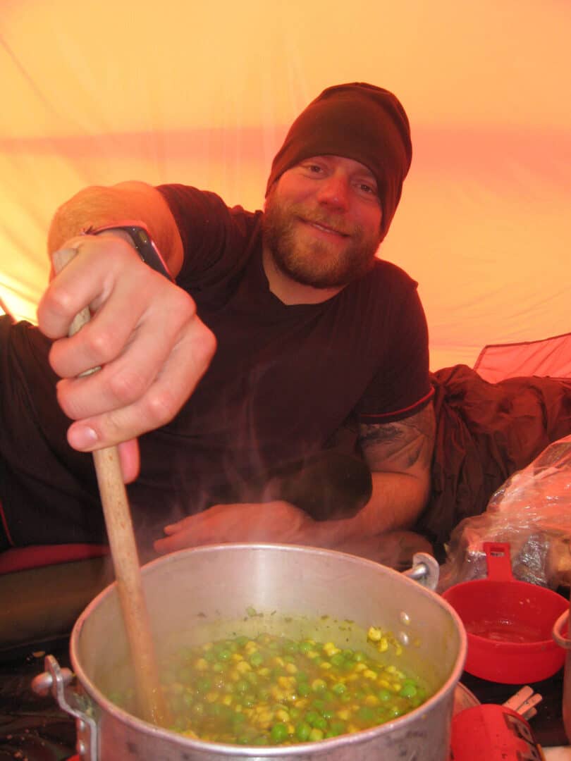 Krydsning af Grønlands Indlandsis 2013, dit eventyr, ekspeditionsleder Erik B. Jørgensen, deltager Kenneth Dankleff Lagstrøm, laver mad i telt