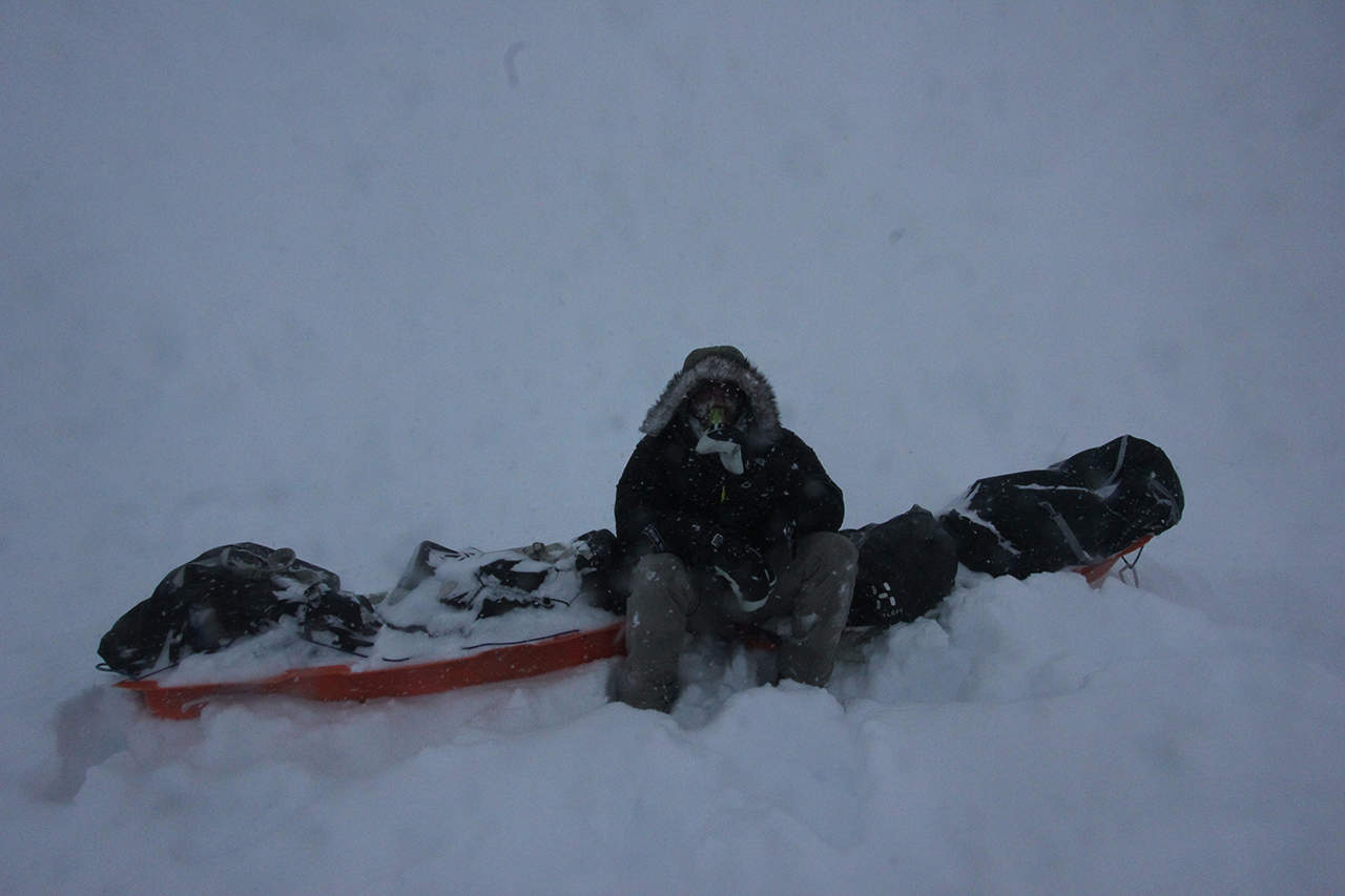 Krydsning af Grønlands Indlandsis 2013, dit eventyr, ekspeditionsleder Erik B. Jørgensen, deltager Kenneth Dankleff Lagstrøm, pause på pulke i dyb sne