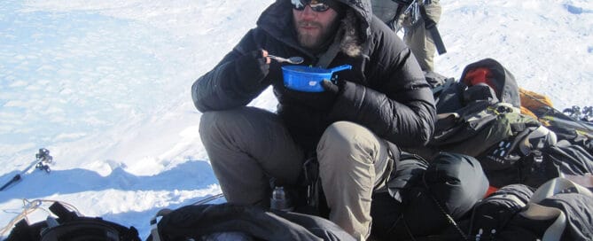 Krydsning af Grønlands Indlandsis 2013, dit eventyr, ekspeditionsleder Erik B. Jørgensen, deltager Kenneth Dankleff Lagstrøm, spiser i pause