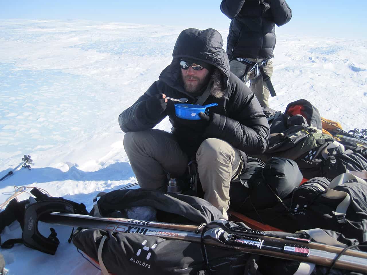 Krydsning af Grønlands Indlandsis 2013, dit eventyr, ekspeditionsleder Erik B. Jørgensen, deltager Kenneth Dankleff Lagstrøm, spiser i pause