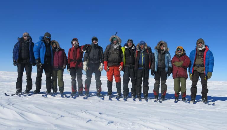 Krydsning af Grønlands Indlandsis 2014, dit eventyr, ekspeditionsleder Erik B. Jørgensen. Krydser højste punkt, fra v mod h, Søren Norman Sørensen, Mikael Tøxen Kristiansen, Elisabeth Sillehoved Andreasen, Mathias Barfod, Jesper Kiwi Hirtsgaard, Jesper Lund Nielsen, Thomas Kjerstein, Nicolai Høeg Pedersen, Hanne Haldan, Tine Henriksen, Erik B. Jørgensen