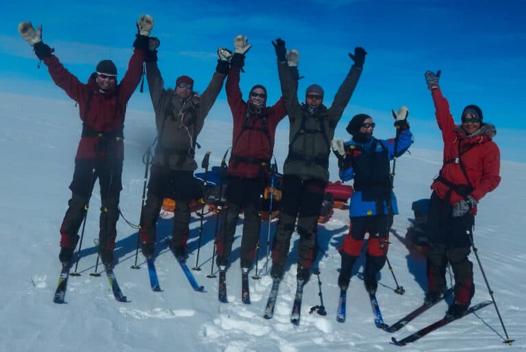Krydsning af Grønlands Indlandsis 2016, dit eventyr, ekspeditionsleder Erik B. Jørgensen. Deltager rundet det højste punkt over Indlandsisen. Fra v mod h, Josefine Kern Jensen, Tom Andersen, Carsten Lund, Erik B. Jørgensen, Monica Nielsen og Nadja Albertsen.