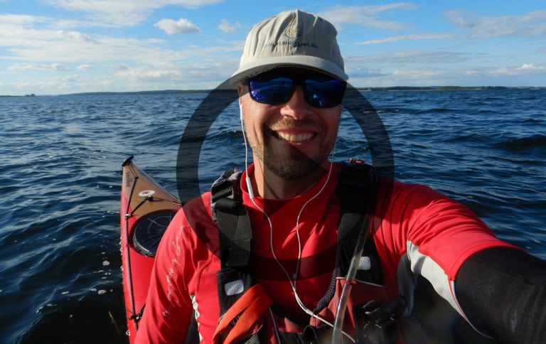 Billede af Erik B. Jørgensen i sin kajak fra indægget Møn og Bogø rundt i kajak [Mikroeventyr] af Erik B. Jørgensen