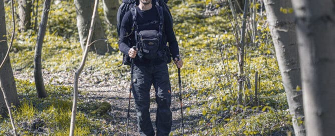 Billede af Erik B. Jørgensen, der vandre i skoven med rygsæk, fototaske og vandrestave. Foto Claus Lillevang