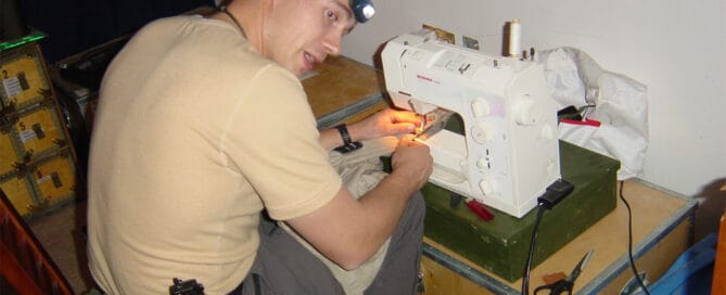 Jægersoldaten, Erik B. Jørgensen sidder i Bagdad, Irak, på mission og syer på symaskine