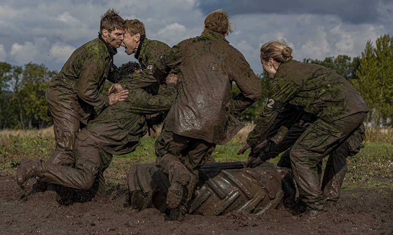 Træt, våd og kold [Korpset TV2] mudderkamp, Foto Lars E. Andreasen