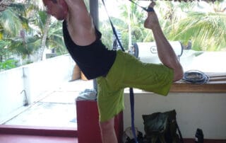 Udvikling i Yogaen. Erik B. Jørgensen i stående stilling med bælte til foden, Indien