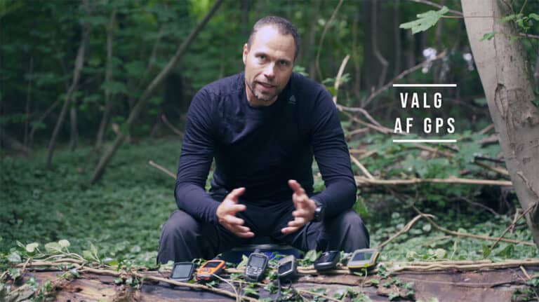 Erik B. Jørgensen sidder og fortæller om en masse GPS'er i naturen, til Valg af GPS til friluftsliv:outdoor