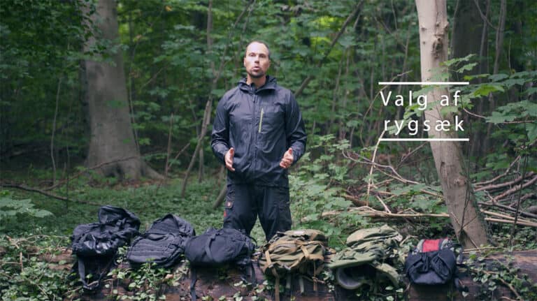 Erik B. Jørgensen står og fortæller om små dagligdags, endags rygsække. Valg af dagligdags, hverdagsrygsæk