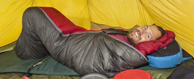 Valg af sovepose. Erik B. Jørgensen i sin sovepose i sit telt, under "Skandinavien rundt i kajak" foto Geir Haukursson