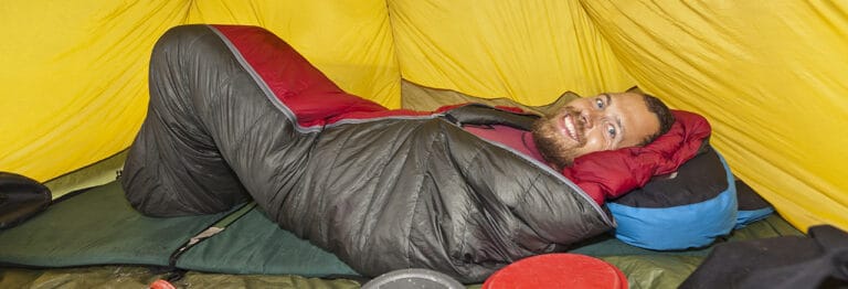 Valg af sovepose. Erik B. Jørgensen i sin sovepose i sit telt, under "Skandinavien rundt i kajak" foto Geir Haukursson