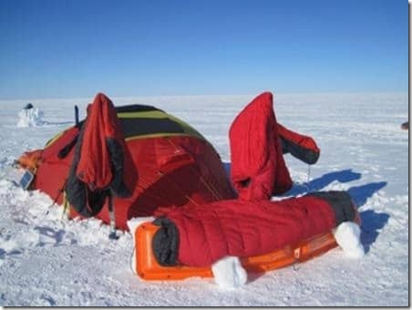 Krydsning af Grønlands Indlandsis 2013, dit eventyr, ekspeditionsleder Erik B. Jørgensen. Frost tørre soveposer i godt vejr.