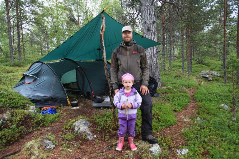 Test og anmeldelse af Eco-Trail Jacket og Eco-Trek Trousers, Rengtøj fra Fjällräven. Brugt under "Far og datter i Vildmarken - 45 dage i kano" af Erik B. Jørgensen