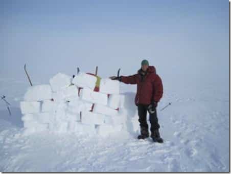 Ekspeditionsleder Erik B. Jørgensen foran sne mur, den Grønlandske Indlandsis 2013