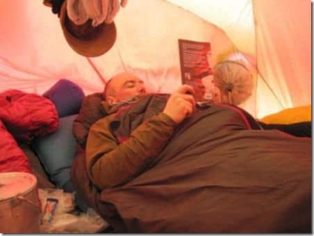 Krydsning af Grønlands Indlandsis 2013, dit eventyr, ekspeditionsleder Erik B. Jørgensen. Vagn Hansen læser i teltet