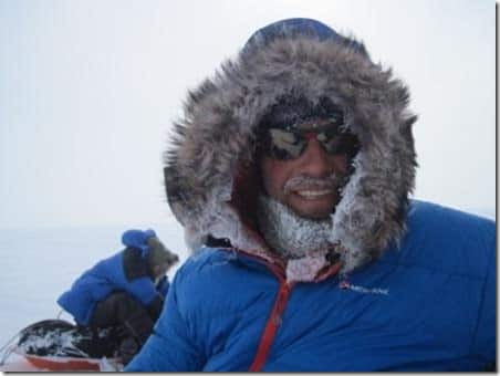 Krydsning af Grønlands Indlandsis 2013, dit eventyr, ekspeditionsleder Erik B. Jørgensen. Deltager Torben Grøn-Jensen i en pause