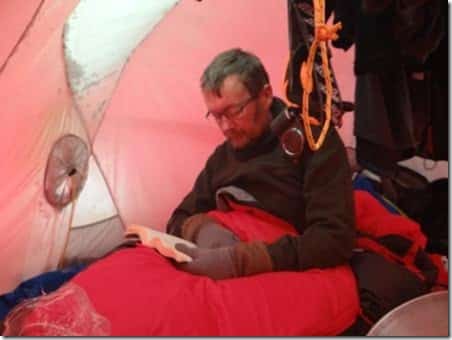 Krydsning af Grønlands Indlandsis 2013, dit eventyr, ekspeditionsleder Erik B. Jørgensen. Søren Nielsen læser i telt under snestorm