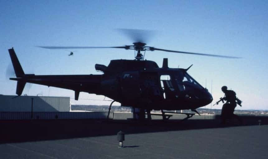 Land On med Helikopter ved Jægerkorpset. To Jægersoldater løber hen til helikopter der er landet på et tag.