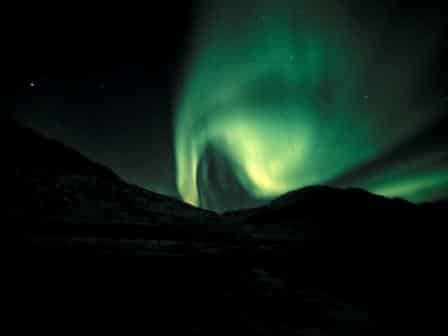 Nordlys / Northern lights. Billede af nordlyse der bugter sig på en sort nattehimmel. Fra Nordøstgrønland