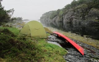 Regnvejrsdag, Skandinavien rundt i kajak. Telt og kajak i lille fjord, Norge