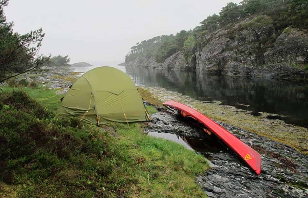 Regnvejrsdag, Skandinavien rundt i kajak. Telt og kajak i lille fjord, Norge