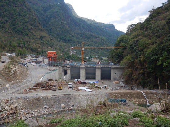 Sidste overnatning på Manaslu Circuit Trek, kæmpe kinesisk dæmning bygges
