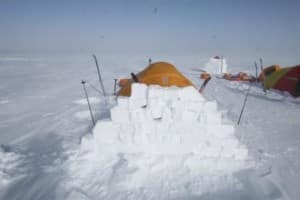 Snestorm og snemur, se fra vindsiden, telt i læ bag ved