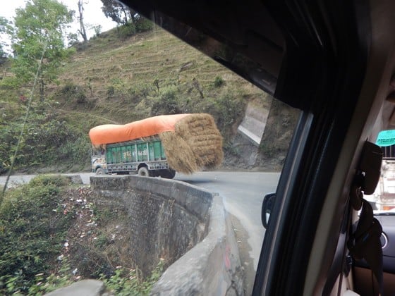 Tilbage i Kathmandu, lastbil ogdt læset med halm